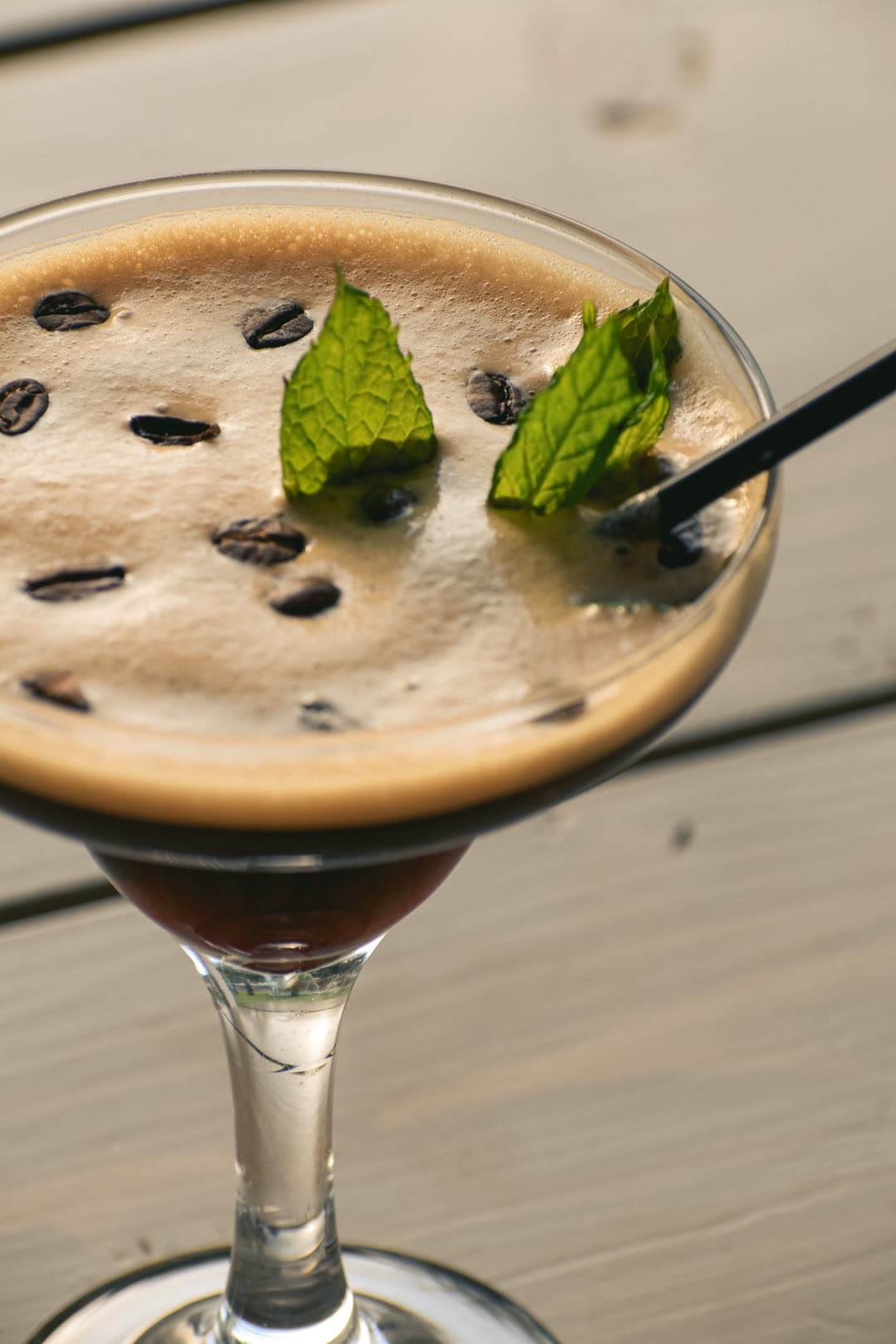 Espresso Martini cocktail met muntblaadjes en koffiebonen